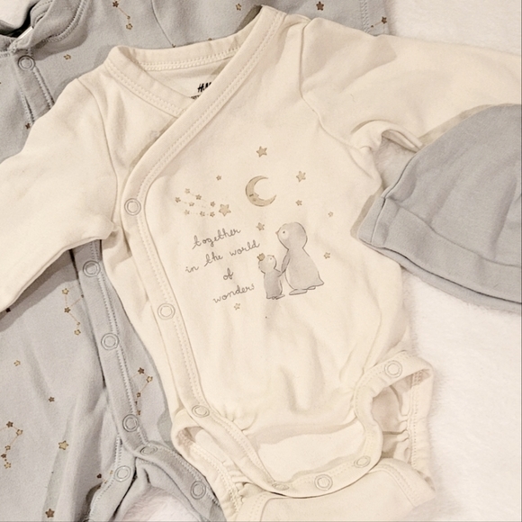 H&M 5 piece Newborn outfit - unisex - barely used - Picture 2 of 2